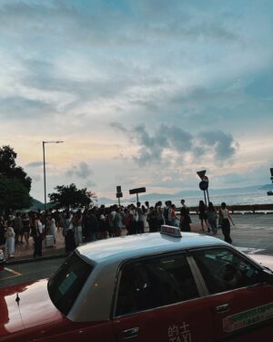 Dara Hanfman Instagram - 老公七夕情人節快樂❤️

當年保羅哥是在七夕跟我告白的，說什麼還是要過一下！

決定去很紅的堅尼地拍照吃飯慶祝
看最後一張人潮勸要來的人三思～
真是網美打卡點沒開玩笑🫠

這邊也祝所有人情人節快樂，我愛大家❤️❤️❤️

衣服都是 @misshanfman