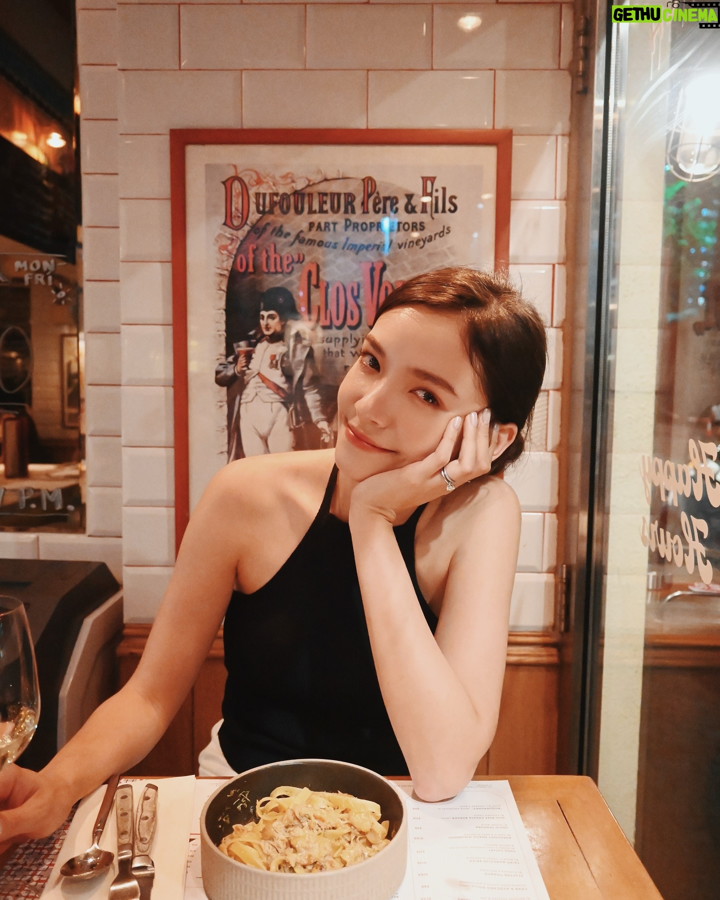 Dara Hanfman - 2K Likes - 老公七夕情人節快樂❤️
當年保羅哥是在七夕跟我告白的,說什麼還是要過一下!
決定去很紅的堅尼地拍照吃飯慶祝
看最後一張人潮勸要來的人三思~
真是網美打卡點沒開玩笑🫠
這邊也祝所有人情人節快樂,我愛大家❤️❤️❤️
衣服都是 @misshanfman