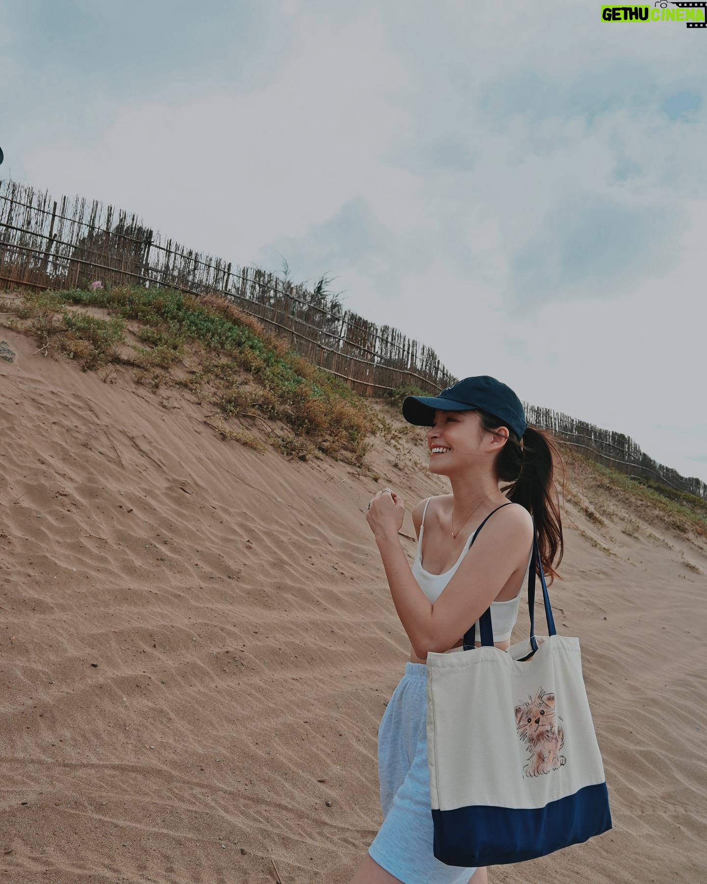 Dara Hanfman - 1.6K Likes - 謝謝白沙灣,讓我想起我其實沒有很愛夏天😍
暑假期間不管到哪都是滿滿的小孩~
實在太佩服帶孩子們夏天走戶外行程的爸媽們!
希望我的孩子比起海邊更喜歡百貨公司😌
全身的包包跟衣服自訂款都已經上架!目前500就免運!!
大家可以在 @misshanfman 買到!