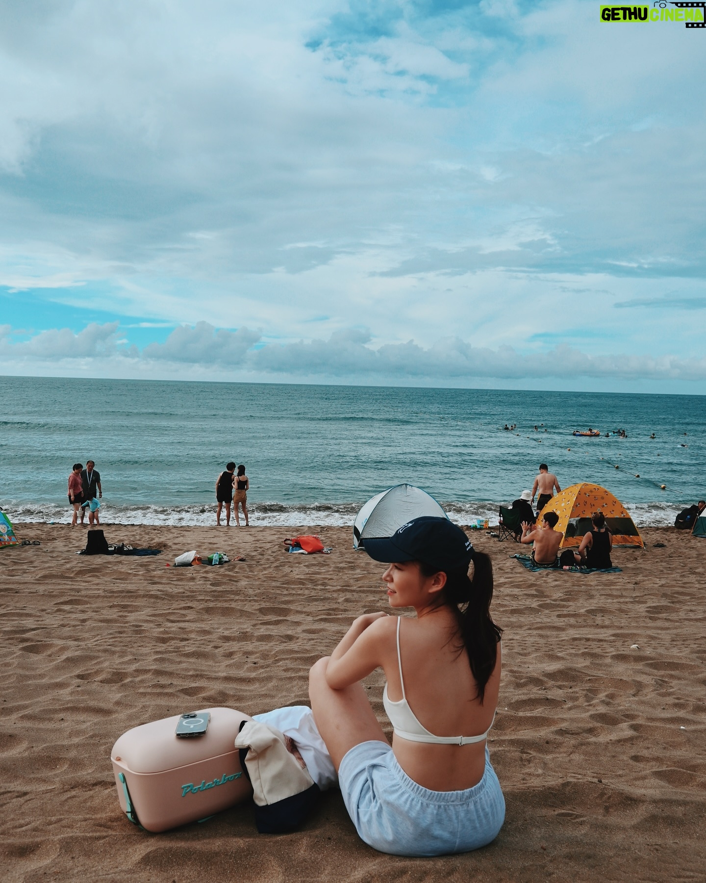 Dara Hanfman - 1.6K Likes - 謝謝白沙灣,讓我想起我其實沒有很愛夏天😍
暑假期間不管到哪都是滿滿的小孩~
實在太佩服帶孩子們夏天走戶外行程的爸媽們!
希望我的孩子比起海邊更喜歡百貨公司😌
全身的包包跟衣服自訂款都已經上架!目前500就免運!!
大家可以在 @misshanfman 買到!