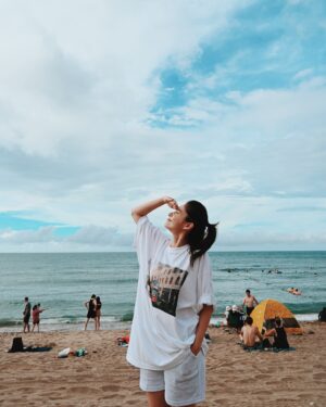 Dara Hanfman Instagram - 謝謝白沙灣，讓我想起我其實沒有很愛夏天😍

暑假期間不管到哪都是滿滿的小孩～
實在太佩服帶孩子們夏天走戶外行程的爸媽們！
希望我的孩子比起海邊更喜歡百貨公司😌

全身的包包跟衣服自訂款都已經上架！目前500就免運！！
大家可以在 @misshanfman 買到！