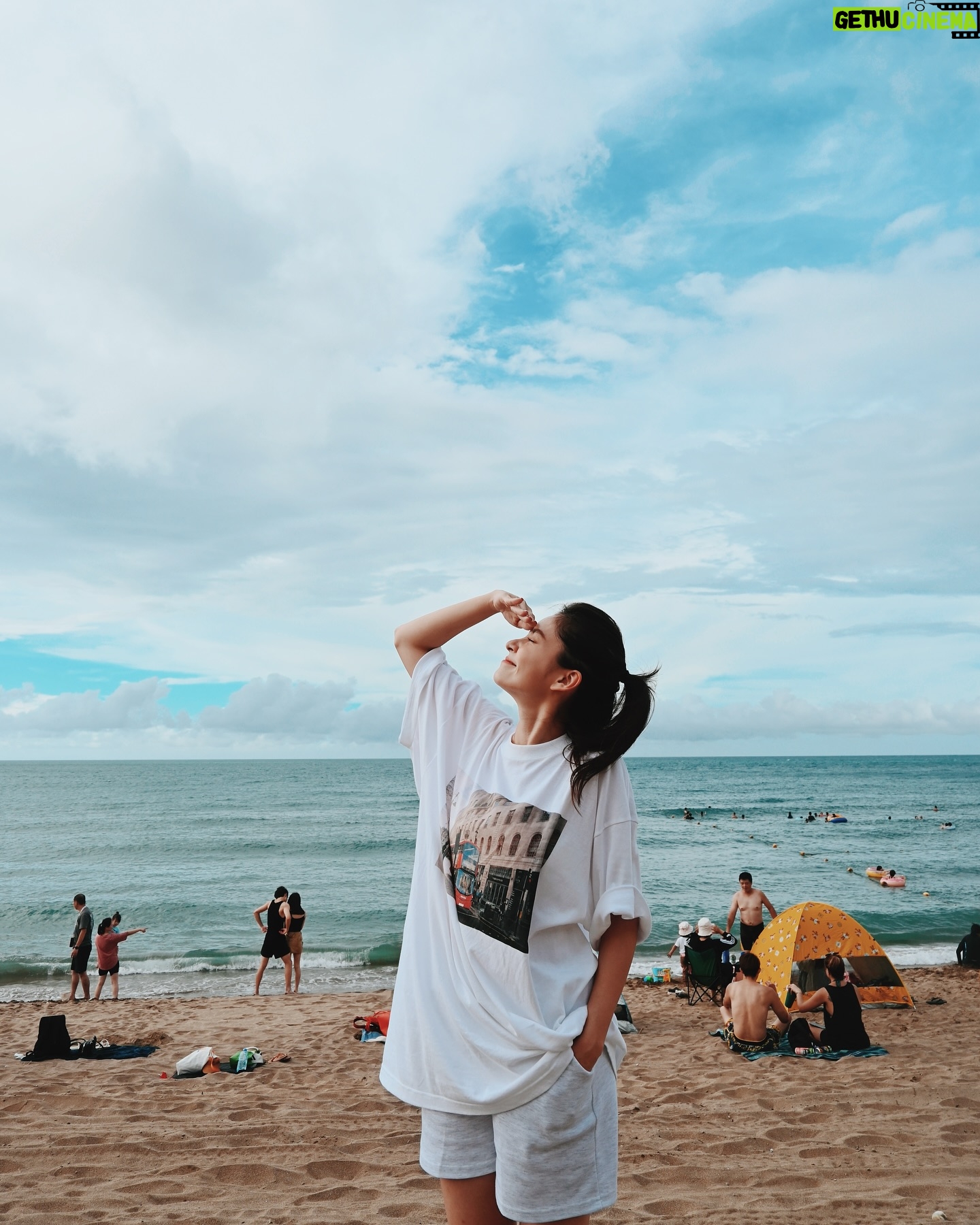 Dara Hanfman - 1.6K Likes - 謝謝白沙灣,讓我想起我其實沒有很愛夏天😍
暑假期間不管到哪都是滿滿的小孩~
實在太佩服帶孩子們夏天走戶外行程的爸媽們!
希望我的孩子比起海邊更喜歡百貨公司😌
全身的包包跟衣服自訂款都已經上架!目前500就免運!!
大家可以在 @misshanfman 買到!
