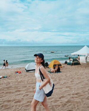 Dara Hanfman Instagram - 謝謝白沙灣，讓我想起我其實沒有很愛夏天😍

暑假期間不管到哪都是滿滿的小孩～
實在太佩服帶孩子們夏天走戶外行程的爸媽們！
希望我的孩子比起海邊更喜歡百貨公司😌

全身的包包跟衣服自訂款都已經上架！目前500就免運！！
大家可以在 @misshanfman 買到！