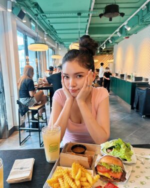 Dara Hanfman Instagram - 週六飛港追愛小日記😂🫶🏻

1一下飛機就跟老公來吃Shake Shack
2超久沒有一起坐船去尖沙嘴合照紀念一下
3海港城門口來個必拍照，這次認真記路沒迷路👍🏼
4中環海濱這邊最近有世界奇景充氣裝置，這張是凱旋門
56拿到店內最後一個位子很開心，這天氣無法坐戶外啊～
7充氣裝置唯一比較有趣的是這個巨石陣跳跳床，但真的很熱
8910隨手拍拍今天的好天氣好食物～

全身衣服加上帆布袋都上架了，記得連線結束全數下架喔🫶🏻