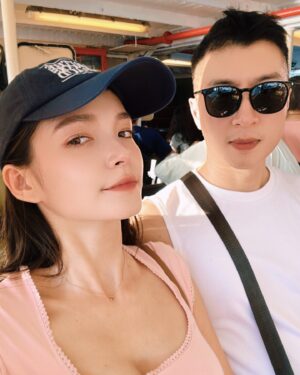Dara Hanfman Instagram - 週六飛港追愛小日記😂🫶🏻

1一下飛機就跟老公來吃Shake Shack
2超久沒有一起坐船去尖沙嘴合照紀念一下
3海港城門口來個必拍照，這次認真記路沒迷路👍🏼
4中環海濱這邊最近有世界奇景充氣裝置，這張是凱旋門
56拿到店內最後一個位子很開心，這天氣無法坐戶外啊～
7充氣裝置唯一比較有趣的是這個巨石陣跳跳床，但真的很熱
8910隨手拍拍今天的好天氣好食物～

全身衣服加上帆布袋都上架了，記得連線結束全數下架喔🫶🏻