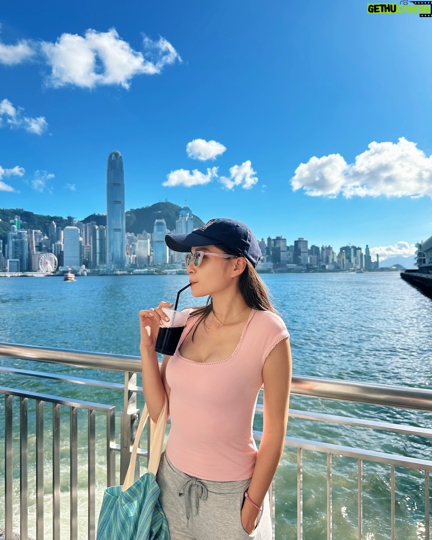 Dara Hanfman - 2K Likes - 週六飛港追愛小日記😂🫶🏻
1一下飛機就跟老公來吃Shake Shack
2超久沒有一起坐船去尖沙嘴合照紀念一下
3海港城門口來個必拍照,這次認真記路沒迷路👍🏼
4中環海濱這邊最近有世界奇景充氣裝置,這張是凱旋門
56拿到店內最後一個位子很開心,這天氣無法坐戶外啊~
7充氣裝置唯一比較有趣的是這個巨石陣跳跳床,但真的很熱
8910隨手拍拍今天的好天氣好食物~
全身衣服加上帆布袋都上架了,記得連線結束全數下架喔🫶🏻