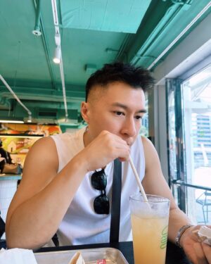 Dara Hanfman Instagram - 週六飛港追愛小日記😂🫶🏻

1一下飛機就跟老公來吃Shake Shack
2超久沒有一起坐船去尖沙嘴合照紀念一下
3海港城門口來個必拍照，這次認真記路沒迷路👍🏼
4中環海濱這邊最近有世界奇景充氣裝置，這張是凱旋門
56拿到店內最後一個位子很開心，這天氣無法坐戶外啊～
7充氣裝置唯一比較有趣的是這個巨石陣跳跳床，但真的很熱
8910隨手拍拍今天的好天氣好食物～

全身衣服加上帆布袋都上架了，記得連線結束全數下架喔🫶🏻