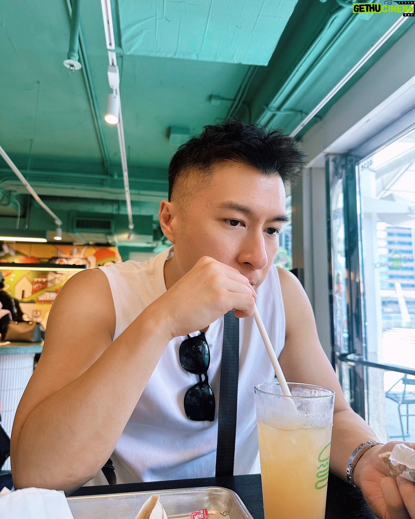 Dara Hanfman - 2K Likes - 週六飛港追愛小日記😂🫶🏻
1一下飛機就跟老公來吃Shake Shack
2超久沒有一起坐船去尖沙嘴合照紀念一下
3海港城門口來個必拍照,這次認真記路沒迷路👍🏼
4中環海濱這邊最近有世界奇景充氣裝置,這張是凱旋門
56拿到店內最後一個位子很開心,這天氣無法坐戶外啊~
7充氣裝置唯一比較有趣的是這個巨石陣跳跳床,但真的很熱
8910隨手拍拍今天的好天氣好食物~
全身衣服加上帆布袋都上架了,記得連線結束全數下架喔🫶🏻