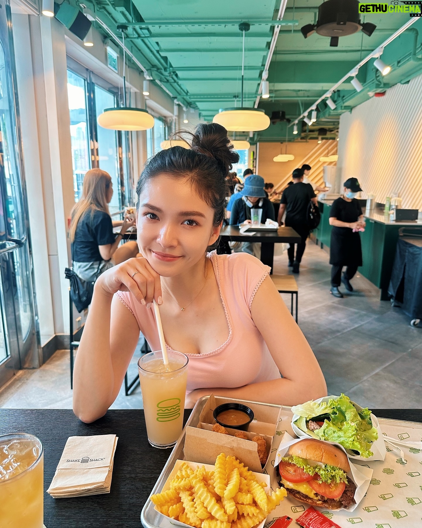 Dara Hanfman - 2K Likes - 週六飛港追愛小日記😂🫶🏻
1一下飛機就跟老公來吃Shake Shack
2超久沒有一起坐船去尖沙嘴合照紀念一下
3海港城門口來個必拍照,這次認真記路沒迷路👍🏼
4中環海濱這邊最近有世界奇景充氣裝置,這張是凱旋門
56拿到店內最後一個位子很開心,這天氣無法坐戶外啊~
7充氣裝置唯一比較有趣的是這個巨石陣跳跳床,但真的很熱
8910隨手拍拍今天的好天氣好食物~
全身衣服加上帆布袋都上架了,記得連線結束全數下架喔🫶🏻