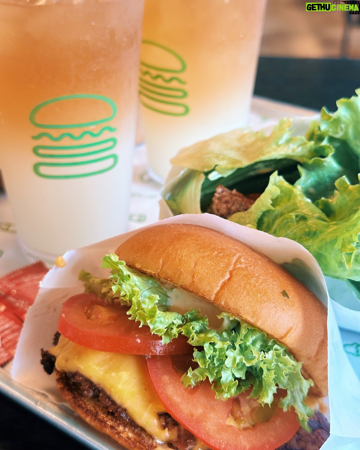 Dara Hanfman - 2K Likes - 週六飛港追愛小日記😂🫶🏻
1一下飛機就跟老公來吃Shake Shack
2超久沒有一起坐船去尖沙嘴合照紀念一下
3海港城門口來個必拍照,這次認真記路沒迷路👍🏼
4中環海濱這邊最近有世界奇景充氣裝置,這張是凱旋門
56拿到店內最後一個位子很開心,這天氣無法坐戶外啊~
7充氣裝置唯一比較有趣的是這個巨石陣跳跳床,但真的很熱
8910隨手拍拍今天的好天氣好食物~
全身衣服加上帆布袋都上架了,記得連線結束全數下架喔🫶🏻