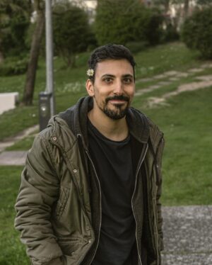 Dário Guerreiro Instagram - Pequeno Problema está na estrada e eu estou a:
- tirar uma senha dentro de uma carrinha cheia de espinafres
- fazer uma audição para o papel de Lorde Farquaad (nova peça Shrek no Gelo)
- falar dos meus pés à frente das pessoas 
- sujar o casaco com caca de pombo 
- espirrar fortemente por encandeamento solar 
- ser lindo