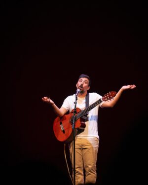 Dário Guerreiro Instagram - Calcorreando o país com o Pequeno Problema e materializando um espetáculo de stand-up em lindíssimas salas com este corpinho que a genética e a gastronomia tradicional portuguesa teimam em arruinar.

Nas viagens, ora se adormece e baba violentamente a cara, abdicando de qualquer dignidade; ora se encontra um random sósia na ponte 25 de Abril. 

Enorme obrigado a quem veio! 🫶