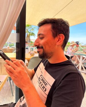 Dário Guerreiro Instagram - Agora que o verão no Algarve está quase a acabar (quase! ainda faltam umas semaninhas), deixo-vos com um humilde photo dump dos meus momentos mais acima da média:
1 - todo janota no matrimónio de um amigo e colega do humor
2 - provavelmente vendo um vídeo qualquer enviado por minha cônjuge 
3 - testando a temperatura da água para decidir se atanchava o sombreiro ou se voltava para casa (estava só 18 graus, bazei)
4 - levando cabazada no minigolf 
5 - levando cabazada no bilhar (atentem que não consegui meter uma única bola!)
6 - sendo interrompido por pavões enquanto tentava gravar ordinário 
7 - a segunda coisa mais assustadora que vi na minha caixa de correio a seguir à carta das finanças
8 - com o recinto praticamente vazio, um cidadão do século XIX achou que o melhor sítio para ver o concerto seria mesmo à frente de um gajo de 1,60m
9 - emanando algum estilo nos provadores de uma loja multinacional a fim de perceber qual o melhor conjunto para a sessão fotográfica de pequeno problema
10 - pequeno problema, a alguns dias de estrear, já com a data de Coimbra esgotada, mas podeis comprar bilhetes para as outras no link que está no meu perfil