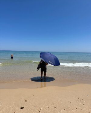 Dário Guerreiro Instagram - Agora que o verão no Algarve está quase a acabar (quase! ainda faltam umas semaninhas), deixo-vos com um humilde photo dump dos meus momentos mais acima da média:
1 - todo janota no matrimónio de um amigo e colega do humor
2 - provavelmente vendo um vídeo qualquer enviado por minha cônjuge 
3 - testando a temperatura da água para decidir se atanchava o sombreiro ou se voltava para casa (estava só 18 graus, bazei)
4 - levando cabazada no minigolf 
5 - levando cabazada no bilhar (atentem que não consegui meter uma única bola!)
6 - sendo interrompido por pavões enquanto tentava gravar ordinário 
7 - a segunda coisa mais assustadora que vi na minha caixa de correio a seguir à carta das finanças
8 - com o recinto praticamente vazio, um cidadão do século XIX achou que o melhor sítio para ver o concerto seria mesmo à frente de um gajo de 1,60m
9 - emanando algum estilo nos provadores de uma loja multinacional a fim de perceber qual o melhor conjunto para a sessão fotográfica de pequeno problema
10 - pequeno problema, a alguns dias de estrear, já com a data de Coimbra esgotada, mas podeis comprar bilhetes para as outras no link que está no meu perfil