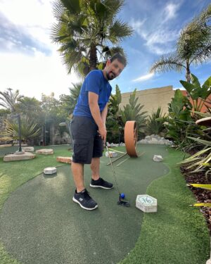 Dário Guerreiro Instagram - Agora que o verão no Algarve está quase a acabar (quase! ainda faltam umas semaninhas), deixo-vos com um humilde photo dump dos meus momentos mais acima da média:
1 - todo janota no matrimónio de um amigo e colega do humor
2 - provavelmente vendo um vídeo qualquer enviado por minha cônjuge 
3 - testando a temperatura da água para decidir se atanchava o sombreiro ou se voltava para casa (estava só 18 graus, bazei)
4 - levando cabazada no minigolf 
5 - levando cabazada no bilhar (atentem que não consegui meter uma única bola!)
6 - sendo interrompido por pavões enquanto tentava gravar ordinário 
7 - a segunda coisa mais assustadora que vi na minha caixa de correio a seguir à carta das finanças
8 - com o recinto praticamente vazio, um cidadão do século XIX achou que o melhor sítio para ver o concerto seria mesmo à frente de um gajo de 1,60m
9 - emanando algum estilo nos provadores de uma loja multinacional a fim de perceber qual o melhor conjunto para a sessão fotográfica de pequeno problema
10 - pequeno problema, a alguns dias de estrear, já com a data de Coimbra esgotada, mas podeis comprar bilhetes para as outras no link que está no meu perfil