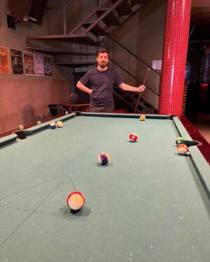 Dário Guerreiro Instagram - Agora que o verão no Algarve está quase a acabar (quase! ainda faltam umas semaninhas), deixo-vos com um humilde photo dump dos meus momentos mais acima da média:
1 - todo janota no matrimónio de um amigo e colega do humor
2 - provavelmente vendo um vídeo qualquer enviado por minha cônjuge 
3 - testando a temperatura da água para decidir se atanchava o sombreiro ou se voltava para casa (estava só 18 graus, bazei)
4 - levando cabazada no minigolf 
5 - levando cabazada no bilhar (atentem que não consegui meter uma única bola!)
6 - sendo interrompido por pavões enquanto tentava gravar ordinário 
7 - a segunda coisa mais assustadora que vi na minha caixa de correio a seguir à carta das finanças
8 - com o recinto praticamente vazio, um cidadão do século XIX achou que o melhor sítio para ver o concerto seria mesmo à frente de um gajo de 1,60m
9 - emanando algum estilo nos provadores de uma loja multinacional a fim de perceber qual o melhor conjunto para a sessão fotográfica de pequeno problema
10 - pequeno problema, a alguns dias de estrear, já com a data de Coimbra esgotada, mas podeis comprar bilhetes para as outras no link que está no meu perfil