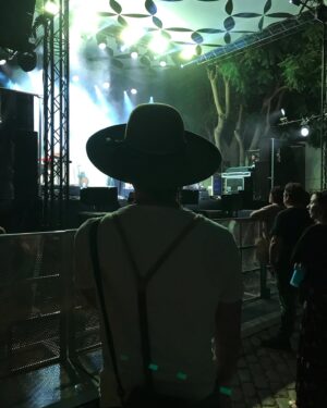 Dário Guerreiro Instagram - Agora que o verão no Algarve está quase a acabar (quase! ainda faltam umas semaninhas), deixo-vos com um humilde photo dump dos meus momentos mais acima da média:
1 - todo janota no matrimónio de um amigo e colega do humor
2 - provavelmente vendo um vídeo qualquer enviado por minha cônjuge 
3 - testando a temperatura da água para decidir se atanchava o sombreiro ou se voltava para casa (estava só 18 graus, bazei)
4 - levando cabazada no minigolf 
5 - levando cabazada no bilhar (atentem que não consegui meter uma única bola!)
6 - sendo interrompido por pavões enquanto tentava gravar ordinário 
7 - a segunda coisa mais assustadora que vi na minha caixa de correio a seguir à carta das finanças
8 - com o recinto praticamente vazio, um cidadão do século XIX achou que o melhor sítio para ver o concerto seria mesmo à frente de um gajo de 1,60m
9 - emanando algum estilo nos provadores de uma loja multinacional a fim de perceber qual o melhor conjunto para a sessão fotográfica de pequeno problema
10 - pequeno problema, a alguns dias de estrear, já com a data de Coimbra esgotada, mas podeis comprar bilhetes para as outras no link que está no meu perfil