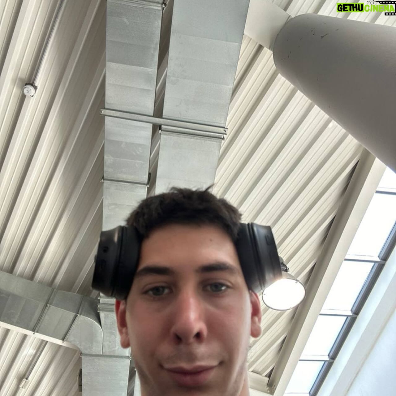 Dario Moccia - 43.1K Likes - È fatta. Pokédex di Pokémon 151 in versione Master Ball Mirror Holo è finita. Grazie ai quei ragazzi dei due tour che mi hanno accompagnato in giro per negozi a cercarle come ai vecchi tempi.