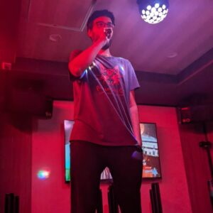 Dario Moccia Instagram - Finisce anche questo tour.
Nelle foto: io che canto al karaoke, io che spendo migliaia di euro nelle carte e me ne pento mentre la carta striscia, RosyRoss che asciuga @sonolamadame con le sue storie inutile sui turisti che smerdano gli asciugamani nel suo B&B, Sei che si carica la mattina (video che ha mandato ogni singola mattina nel gruppo Whatsapp del viaggio), io che chiamo @simonepanetty, una caramella carina di Mickey.