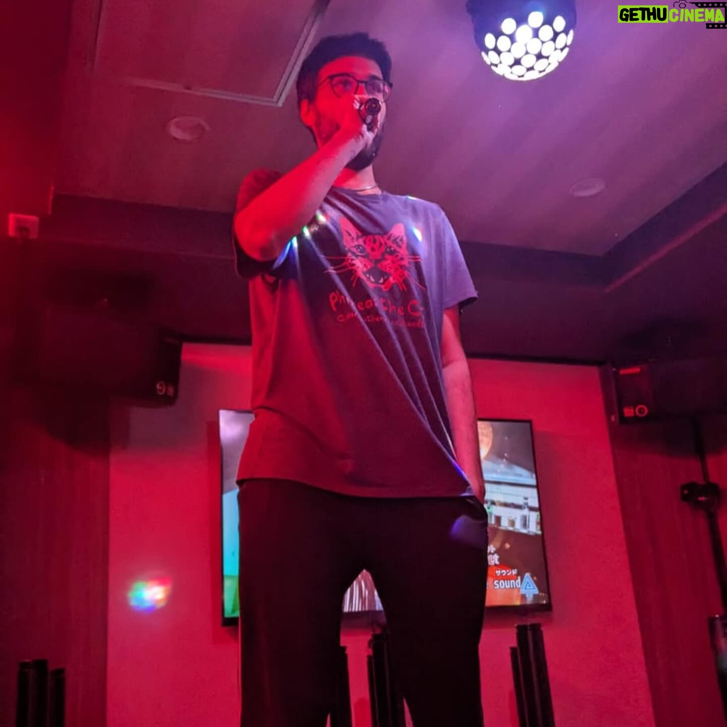 Dario Moccia - 50.1K Likes - Finisce anche questo tour.
Nelle foto: io che canto al karaoke, io che spendo migliaia di euro nelle carte e me ne pento mentre la carta striscia, RosyRoss che asciuga @sonolamadame con le sue storie inutile sui turisti che smerdano gli asciugamani nel suo B&B, Sei che si carica la mattina (video che ha mandato ogni singola mattina nel gruppo Whatsapp del viaggio), io che chiamo @simonepanetty, una caramella carina di Mickey.