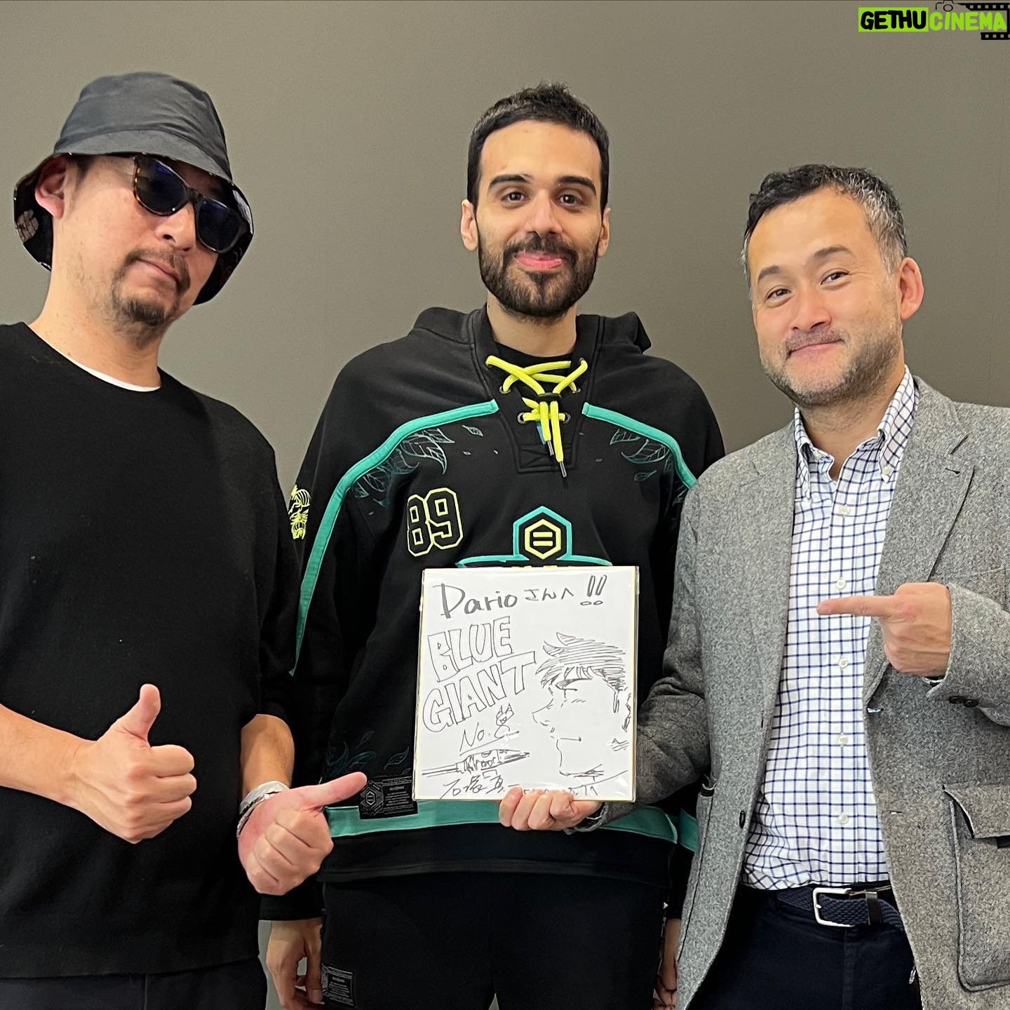 Dario Moccia - 22.8K Likes - Blue Giant è una delle opere che più ho apprezzato degli ultimi anni. Ve ne ho pure parlato in uno degli scorsi capitoli della Nerd Cultura proprio per descriverne la maestosità. Proprio ieri ho letto il primo volume di Blue Giant: Supreme entusiasmandomi come non mai e oggi incontro Shinichi Ishizuka, il suo autore. Mi ha fatto anche un bellissimo disegno. Ringrazio anche Number 8 per aver sceneggiato la trasposizione animata e @jpopmanga per aver permesso tutto questo. Divertiamochi!