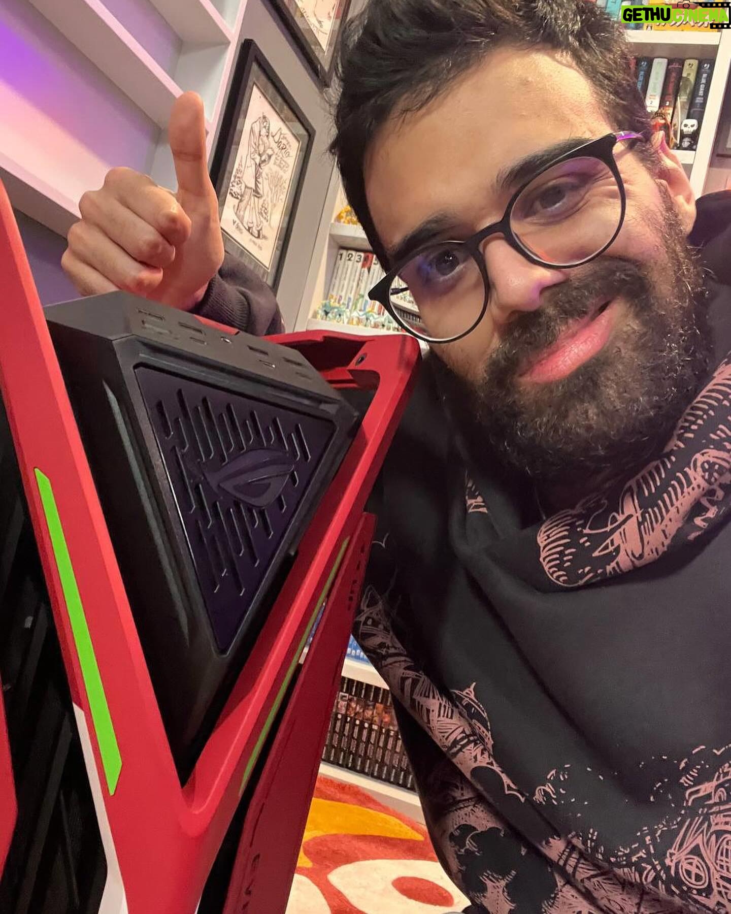 Dario Moccia - 50.6K Likes - Cioè ragazzi, ma di cosa stiamo parlando? A parte gli scherzi, ma che bomba di PC è questo? Il top di gamma qui, davanti a me, senza alcun tipo di preavviso. Tralasciando burle di qualsiasi tipo, colossale collaborazione tra Evangelion e ROG per lo stratop di prestazioni e componenti interni. Senza contare le periferiche e accessori che coronano il desiderio di ogni gamer (ma anche di ogni creativo generico, perché no) di salire a bordo di questa meraviglia futuristica che strizza gli occhi a una delle serie anime più micidiali dai tempi di Dumbo. Il mio lavoro non sarà più lo stesso dopo aver attaccato alla presa di corrente questo missile torpedo di tecnologia!
#rogitalia #rogxevangelion #forthosewhodare #suppliedby
@asus_rog_it @evox.gg