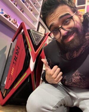 Dario Moccia Instagram - Cioè ragazzi, ma di cosa stiamo parlando? A parte gli scherzi, ma che bomba di PC è questo? Il top di gamma qui, davanti a me, senza alcun tipo di preavviso. Tralasciando burle di qualsiasi tipo, colossale collaborazione tra Evangelion e ROG per lo stratop di prestazioni e componenti interni. Senza contare le periferiche e accessori che coronano il desiderio di ogni gamer (ma anche di ogni creativo generico, perché no) di salire a bordo di questa meraviglia futuristica che strizza gli occhi a una delle serie anime più micidiali dai tempi di Dumbo. Il mio lavoro non sarà più lo stesso dopo aver attaccato alla presa di corrente questo missile torpedo di tecnologia!

#rogitalia #rogxevangelion #forthosewhodare #suppliedby 

@asus_rog_it @evox.gg