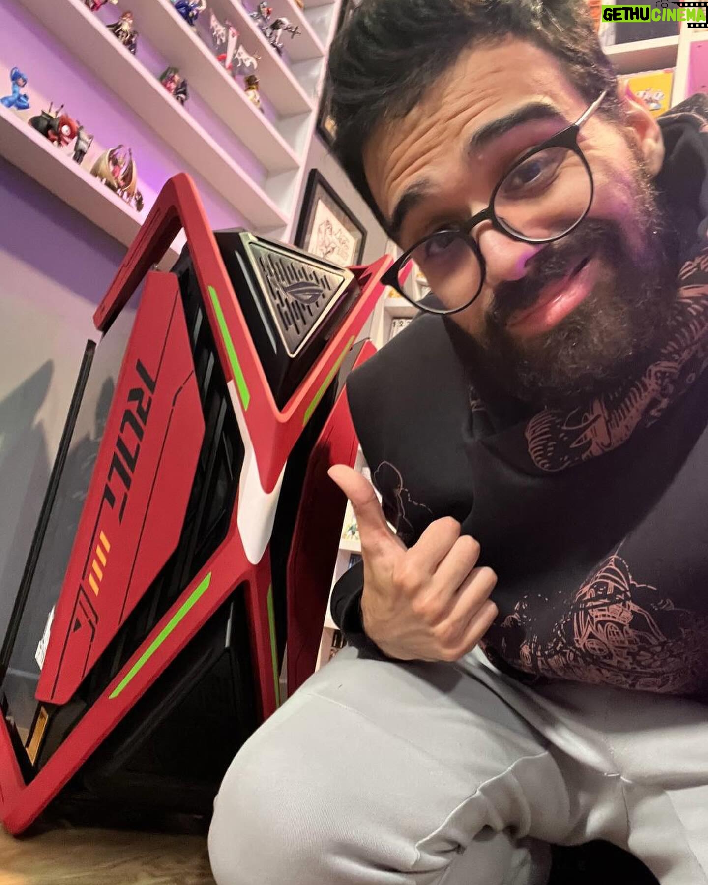 Dario Moccia - 50.6K Likes - Cioè ragazzi, ma di cosa stiamo parlando? A parte gli scherzi, ma che bomba di PC è questo? Il top di gamma qui, davanti a me, senza alcun tipo di preavviso. Tralasciando burle di qualsiasi tipo, colossale collaborazione tra Evangelion e ROG per lo stratop di prestazioni e componenti interni. Senza contare le periferiche e accessori che coronano il desiderio di ogni gamer (ma anche di ogni creativo generico, perché no) di salire a bordo di questa meraviglia futuristica che strizza gli occhi a una delle serie anime più micidiali dai tempi di Dumbo. Il mio lavoro non sarà più lo stesso dopo aver attaccato alla presa di corrente questo missile torpedo di tecnologia!
#rogitalia #rogxevangelion #forthosewhodare #suppliedby
@asus_rog_it @evox.gg