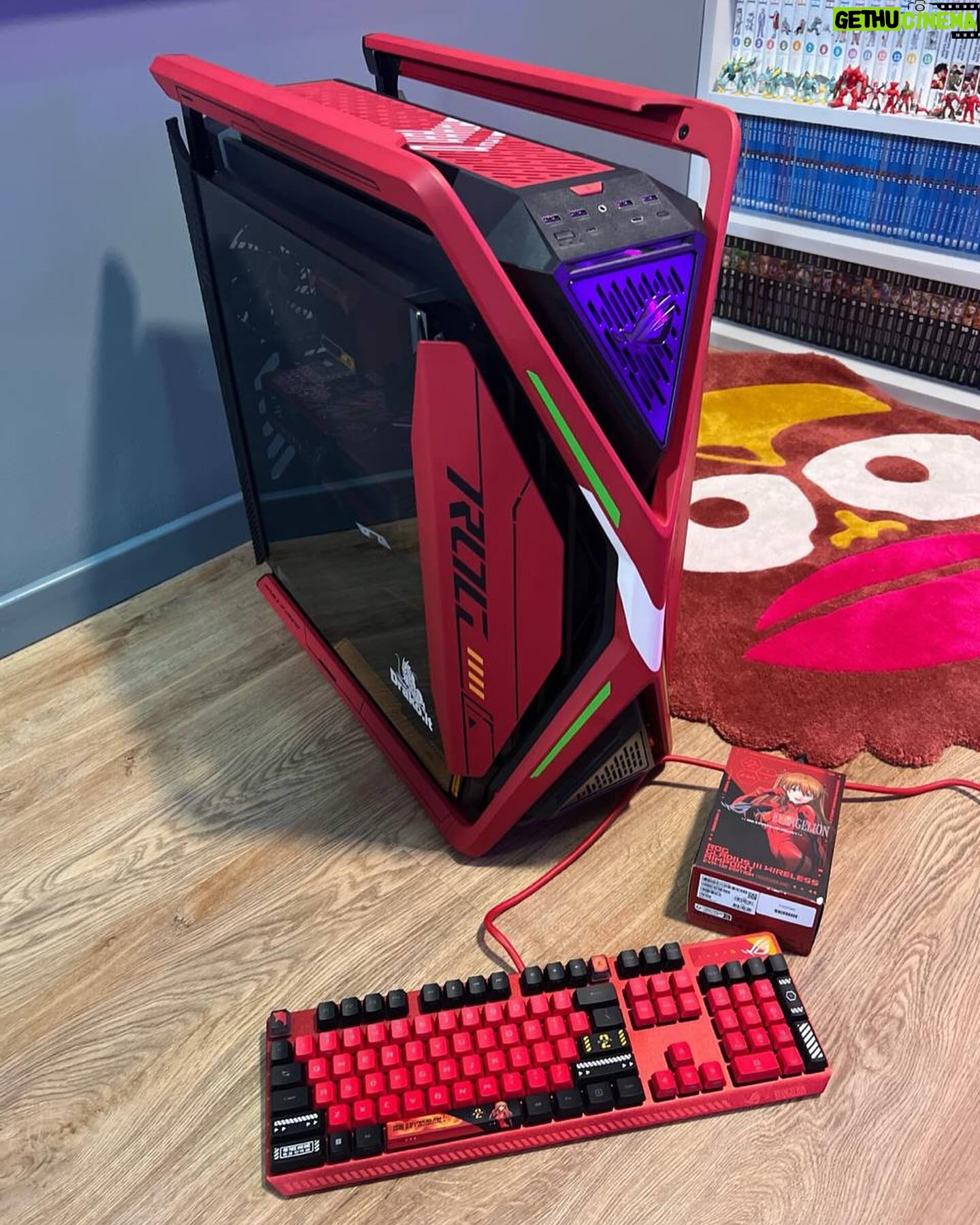 Dario Moccia - 50.6K Likes - Cioè ragazzi, ma di cosa stiamo parlando? A parte gli scherzi, ma che bomba di PC è questo? Il top di gamma qui, davanti a me, senza alcun tipo di preavviso. Tralasciando burle di qualsiasi tipo, colossale collaborazione tra Evangelion e ROG per lo stratop di prestazioni e componenti interni. Senza contare le periferiche e accessori che coronano il desiderio di ogni gamer (ma anche di ogni creativo generico, perché no) di salire a bordo di questa meraviglia futuristica che strizza gli occhi a una delle serie anime più micidiali dai tempi di Dumbo. Il mio lavoro non sarà più lo stesso dopo aver attaccato alla presa di corrente questo missile torpedo di tecnologia!
#rogitalia #rogxevangelion #forthosewhodare #suppliedby
@asus_rog_it @evox.gg