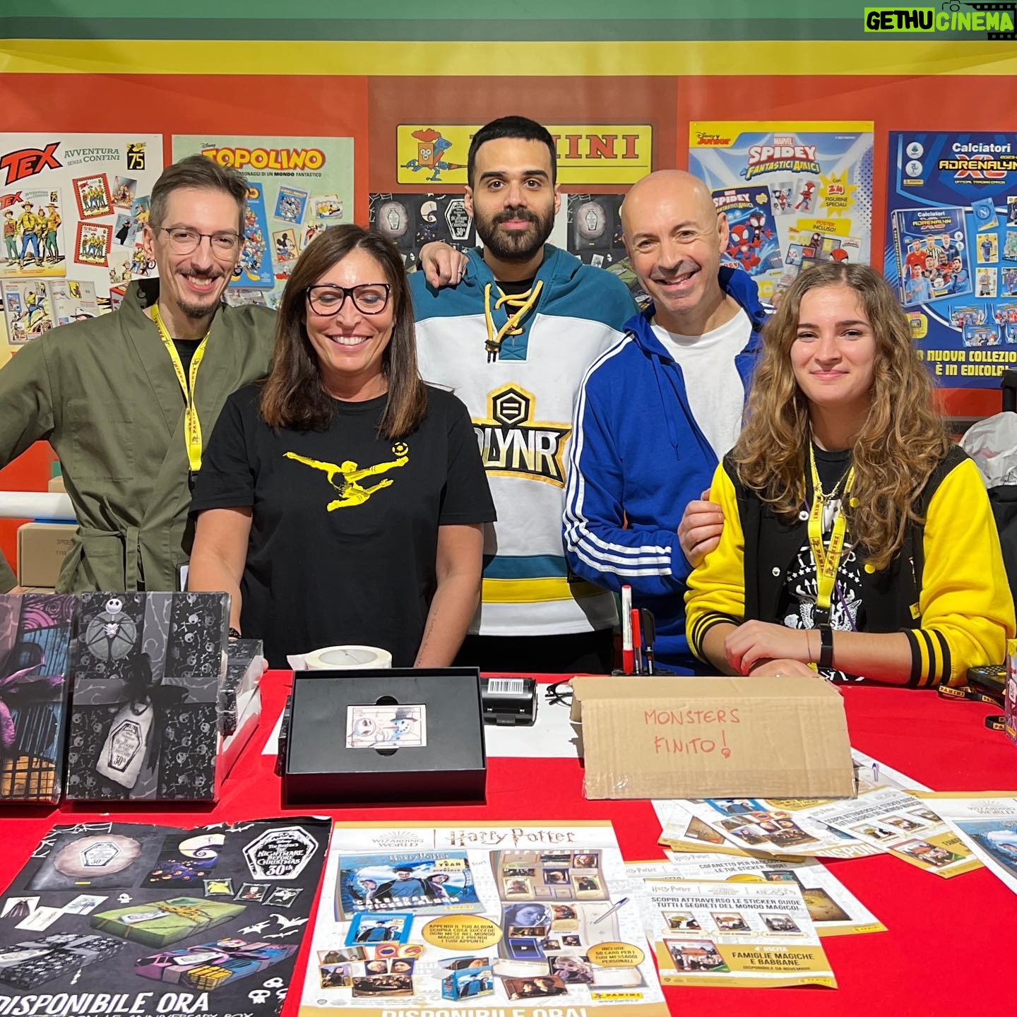 Dario Moccia - 20.2K Likes - Monsters! è ufficialmente sold out! Rimangono alcuni box in giro nelle fumetterie e probabilmente un piccolo stock direttamente in Panini. Venduti anche quelli sarà sold out in tutta Italia. Per ora non sono previste ristampe.
Grazie alla Panini per averci creduto e grazie a tutti i meravigliosi disegnatori che hanno creato delle creature amate da tutti. Speriamo di tornare a lavorare a cose ancora più fighe. Divertiamochi!