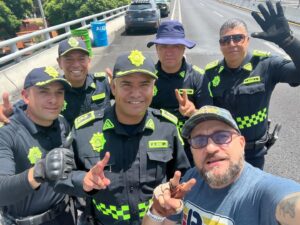 Darío Ripoll Instagram - Creo que hay que reconocer cuando las cosas se hacen bien, gracias al grupo #ceturion de la @sspcmexico que me auxiliaron de manera muy amable y profesional en un percance mecánico complicado en el segundo piso salida a Cuernavaca @omargharfuch elementos de primera ojo aquí 🙏👌 #seguridad #policíacapitalina #grupocenturión #gracias #ciudaddeméxico