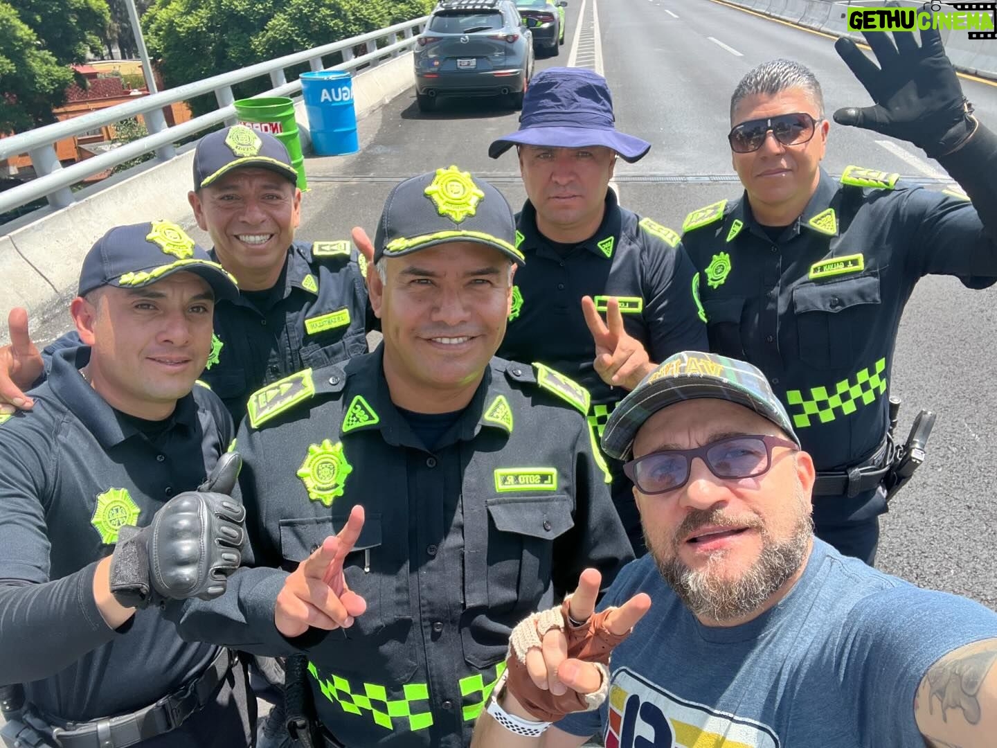 Darío Ripoll - 2.2K Likes - Creo que hay que reconocer cuando las cosas se hacen bien, gracias al grupo #ceturion de la @sspcmexico que me auxiliaron de manera muy amable y profesional en un percance mecánico complicado en el segundo piso salida a Cuernavaca @omargharfuch elementos de primera ojo aquí 🙏👌 #seguridad #policíacapitalina #grupocenturión #gracias #ciudaddeméxico