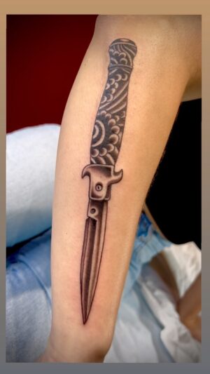 Darren Brass Instagram - Don’t get cut 🔪🗡@brasscitytattoo this weekend … had a blast with this one ‼️BIG THANKS @haileighhp 🙏🏼👊🏼💯