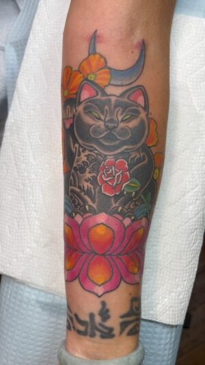 Darren Brass Instagram - Finished this one up yesterday @brasscitytattoo 🐈‍⬛ #blackcat #traditionaltattoo #cattattoo