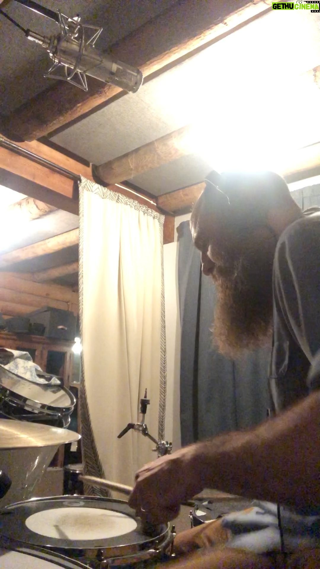 Darren King - 2K Likes - Tracking the next @thickaudiosound sample pack.
Recording drums in small, deadened rooms is my favorite.
What should we call this pack y’all?