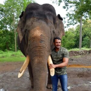Darshan Thoogudeepa Instagram - ದಸರಾ ಸಡಗರದ ವೇಳೆ ಬಹಳಷ್ಟು ಬಾರಿ ಅಂಬಾರಿ ಹೊತ್ತು ತನ್ನ ಗಜಗಾಂಭೀರ್ಯಕ್ಕೆ ಹೆಸರುವಾಸಿಯಾಗಿದ್ದ ಅರ್ಜುನ ಕಳೆದ ವರ್ಷ ನಡೆದ ಕಾಡಾನೆ ಕಾರ್ಯಾಚರಣೆಯಲ್ಲಿ ಸಾವನ್ನಪ್ಪಿರುವುದು ತಿಳಿದೇ ಇದೆ. ಆತನ ಸಮಾಧಿಗೆ ಯಾರು ದಿಕ್ಕು-ದೆಸೆ ಇಲ್ಲದಂತೆ ಭಾಸವಾಗುತ್ತಿದೆ.ಆತನಿಗೆ ಸಲ್ಲಬೇಕಾದ ಗೌರವ ಆದಷ್ಟು ಬೇಗ ದೊರೆಯಲಿ. ಇನ್ನೇನು ಮಳೆಗಾಲ ಶುರುವಾಗುವ ಮುನ್ನ ಇದಕ್ಕೊಂದು ಒಳ್ಳೆ ವ್ಯವಸ್ಥೆಯಾಗಲಿ ಎಂಬ ಕೋರಿಕೆ ನಮ್ಮದು.