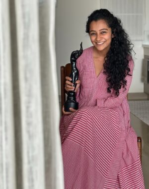 Darshana Rajendran Instagram - Filmfare for Jaya :) 

I’ll never get enough of thanking the people who made Jaya Jaya Jaya Jaya Hey happen. This one, and every other award I won for Jaya is for you :) @vipindashb @nashidfamy @ibasiljoseph @aj_aswathyjayakumar @lakshmi_the_warrior @ganeshrmenon @cheers_entertainments @glen.correya @felix.fukuyoshi @babluaju @johnkutty_k @anandmanmadhan @sheethalzack 

Best Actor in a Leading Role for Jaya Jaya Jaya Jaya Hey. Thank you, @filmfare for the honour.