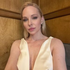 Daryna Trehubova Instagram - О 8 ранку була на зйомках для @jlr.kyivairport , вдень побачила гало у небі, а о 18.42 за київським часом чекаю на велике сонячне затемнення.
Це вся інформація, якою я готова поділитися на цю годину😂