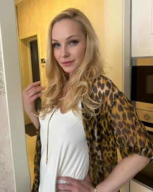 Daryna Trehubova Instagram - «Містер і Місіс Малишки» від @sferafilm_studio - цей проєкт я буду памʼятати довго!)
Не лише через класних акторів, команду і сценарій. А ще й тому, що це перший наш спільний серіал з Поліною, який вийде на ТБ (канал 2 2).

І вона грає не мою дочку!))) На другому фото - її чудова кінородина Малишків, а я граю їхню яскраву неоднозначну сусідку з кримінальним минулим (та ще й під домашнім арештом😝)

Як воно - працювати з донькою на майданчику? Так само, як і з іншими артистами. Ви створюєте іншу реальність, в якій ваші персонажі взаємодіють в рамках сценарію. Ну хіба що частіше обіймаєтесь і цілуєтесь😚

Пишіть в коментарях, якщо памʼятаєте акторку  Поліну Громову ще крихіткою у «Все буде добре», або щемливим дитям в «Щедрику»😉