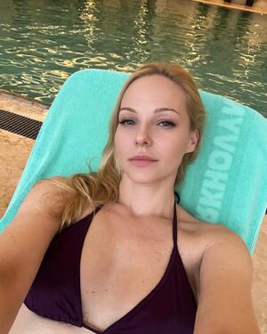 Daryna Trehubova Instagram - Прикмета - якщо зробити фото в купальнику, весна прийде швидше і буде теплою)