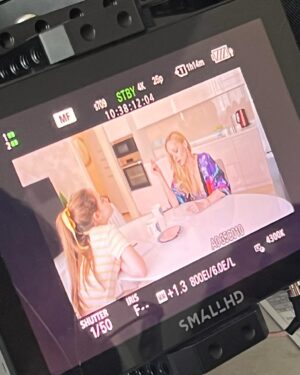Daryna Trehubova Instagram - «Містер і Місіс Малишки» від @sferafilm_studio - цей проєкт я буду памʼятати довго!)
Не лише через класних акторів, команду і сценарій. А ще й тому, що це перший наш спільний серіал з Поліною, який вийде на ТБ (канал 2 2).

І вона грає не мою дочку!))) На другому фото - її чудова кінородина Малишків, а я граю їхню яскраву неоднозначну сусідку з кримінальним минулим (та ще й під домашнім арештом😝)

Як воно - працювати з донькою на майданчику? Так само, як і з іншими артистами. Ви створюєте іншу реальність, в якій ваші персонажі взаємодіють в рамках сценарію. Ну хіба що частіше обіймаєтесь і цілуєтесь😚

Пишіть в коментарях, якщо памʼятаєте акторку  Поліну Громову ще крихіткою у «Все буде добре», або щемливим дитям в «Щедрику»😉