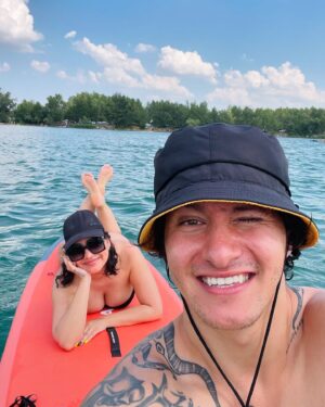 Dáša Šárközyová Instagram - Dáška sa mi smeje že vyzeram ako pastierka v mojom klobúčiku👧🏻 priznavam a v tom prípade sa za mnou pasú kozičky🐐🐐😂 všetko do seba zapadá🙌🏼