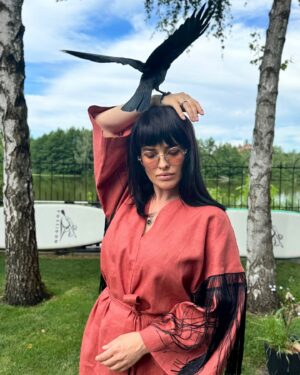 Dasha Astafieva Instagram - • Нема краси,яка не коштувала би нас оплати терпінням.

Другого дня їзди, підвечір, я врешті вперше побачила прославлені справжні китаянки на малесеньких ніжках, що стрибають з одної на другу, наче горобці. Дивлячися на їх дрібні стриби, на їх якби механічну ходу манекінів, я врешті рішила запитати мого сусіда-китайця про походження тих незвичайних жінок з карликовими ніжками. Він пояснив мені, що це не зовсім окрема раса людей, а стародавній збережений звичай сповивати від дитинства ноги жінкам, аж доки вони не стануть маленькі та майже кругленькі, бо на них жінці нелегко втекти з дому її пана-чоловіка.
Маленькі ноги жінки - це її гордощі, - поясняв він. - Я маю три
доньки, розуміється, вже заміжні, бо вони мають найменші ноги з цілої околиці...
— Як же довго тривають ці тортури? - запитала я.
— Більш-менше десять літ, від пʼятьох до пʼятнадцяти.
- І цілих десять літ ваші жінки покірливо це зносять?
- Навіть часом з гордістю.
— Це неймовірне!
- Нема краси, пані, яка не коштувала би нас оплати терпінням.
Я замовкла. Спочутливо споглядаючи на китаянок, що стрибають,
навантажені кошми, здовж поїзду, я подивляла їх зручність, як утримують рівновагу на своїх округлих ніжках без широкої підстави нормальних стіп.

Впізнали твір?