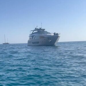 David Guetta Instagram - Having some days off with my family is the best to recharge the battery 🔋🛥️☀️
This @rivayacht is stunning 😍