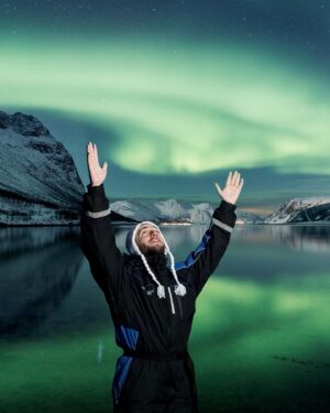 David Mora Instagram - DO LOOK UP! 

Desde pequeño soñé con ver las auroras boreales. Gracias @creative_vacations por cumplir este sueño y a @vidarlindrupsen por todas esas historias mágicas al fuego de la hoguera, por llevarnos a este paisaje tan espectacular y por estas fotos 😍

#auroras #norway #tromsø #northernlights  #auroraborealis