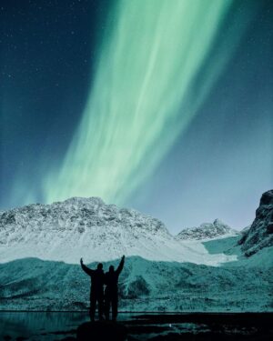 David Mora Instagram - DO LOOK UP! 

Desde pequeño soñé con ver las auroras boreales. Gracias @creative_vacations por cumplir este sueño y a @vidarlindrupsen por todas esas historias mágicas al fuego de la hoguera, por llevarnos a este paisaje tan espectacular y por estas fotos 😍

#auroras #norway #tromsø #northernlights  #auroraborealis