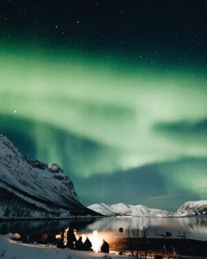 David Mora Instagram - DO LOOK UP! 

Desde pequeño soñé con ver las auroras boreales. Gracias @creative_vacations por cumplir este sueño y a @vidarlindrupsen por todas esas historias mágicas al fuego de la hoguera, por llevarnos a este paisaje tan espectacular y por estas fotos 😍

#auroras #norway #tromsø #northernlights  #auroraborealis