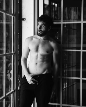 David Mora Instagram - ¿En cuántos meses volveré a ser un náufrago? (El pelo crece al mes 1,12cm) 👨‍🏫

📸 @anitamanezphoto