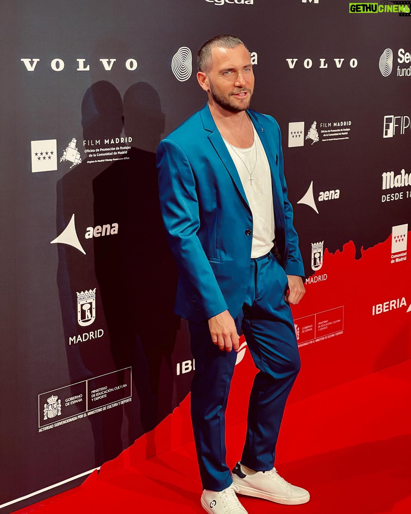 David Mora - 5.5K Likes - ¿Os mola traje con deportivas? 💙🤍