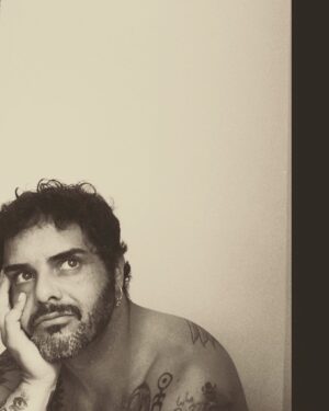 David Perdomo Instagram - Me he visto ya dos pelis y he empezado otro libro más. Vivan los domingos.
Ah, sigo sin móvil, cualquier cosita pues al maestro armero.😂

Salud! 🖤🙏🏽